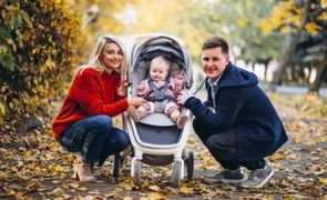 Imagem de um passeio em família, reforçando a importância do uso da frasqueira para bebê.