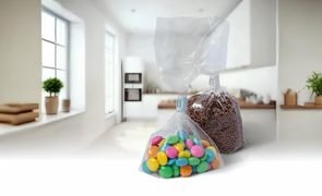 Imagem ilustrativa de como utilizar o clipe veda saco para guardar alimentos. Imagem ilustrativa de como utilizar o clipe veda saco para guardar alimentos.