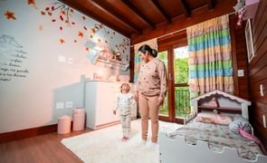 Mãe e filha em quarto infantil organizado com produtos para um quarto de bebê