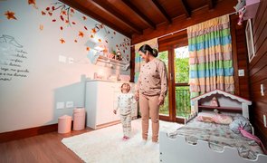 Mãe e filha em quarto infantil organizado com produtos para um quarto de bebê