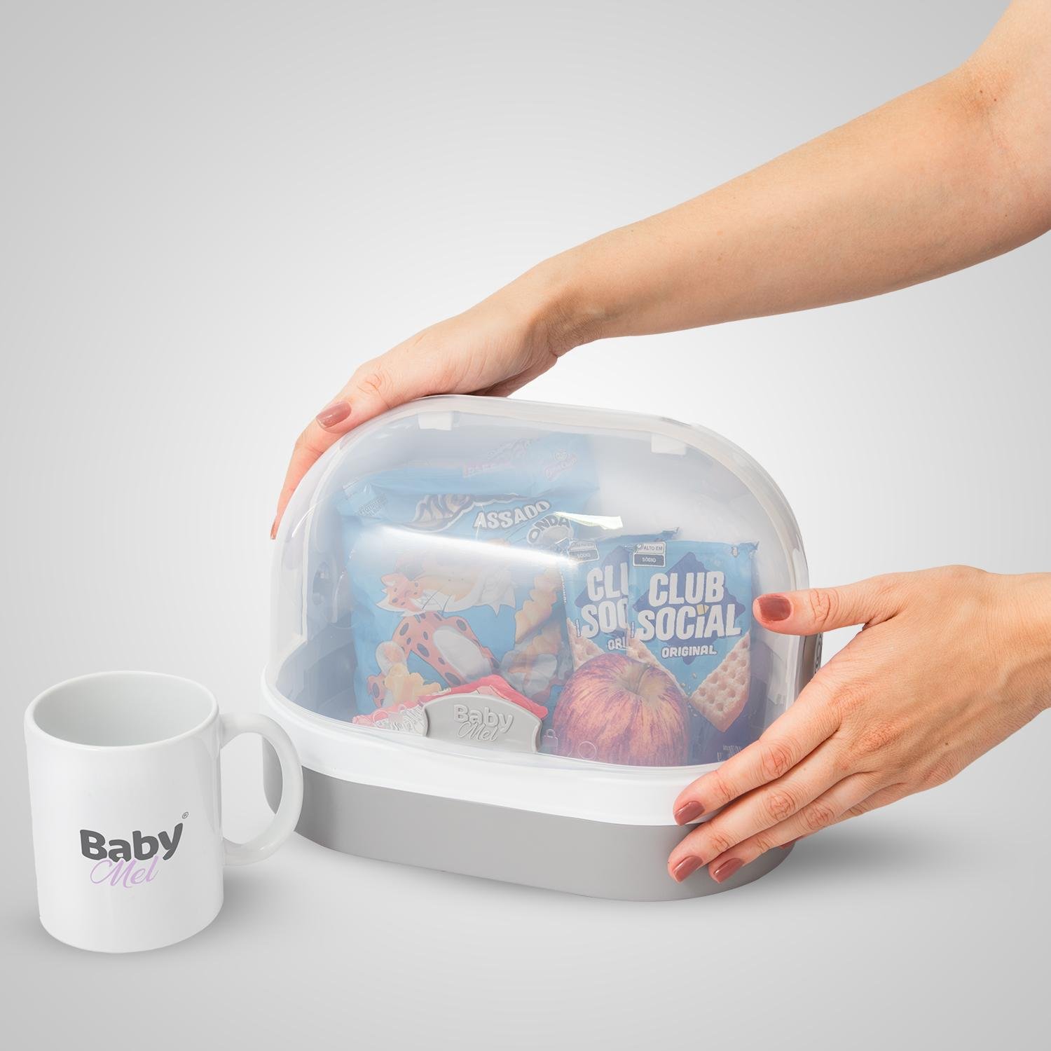 Frasqueira organizadora para beb&ecirc; BabyMel sendo usada para armazenar lanches e snacks