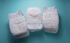 Fraldas descartáveis sobre fundo azul, ilustrando a dúvida sobre se pode usar fralda vencida