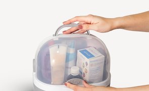 Maleta organizadora BabyMel com pomadas e medicamentos para ilustrar como montar a farmacinha do bebê